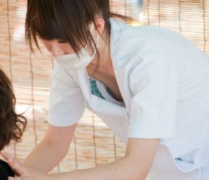 看護師がはだけるナースの胸チラエロ画像