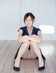 美女が着衣でM字開脚をするエロ画像