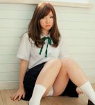 美女が着衣でM字開脚をするエロ画像