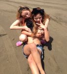 海に来たら水着を脱いで手ブラするエロ画像