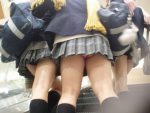 見えてるエスカレーターパンチラのエロ画像
