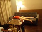 下半身裸で熟睡する無防備な寝姿のエロ画像