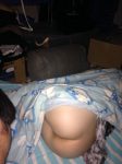 下半身裸で熟睡する無防備な寝姿のエロ画像