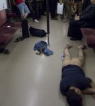 下半身裸で熟睡する無防備な寝姿のエロ画像