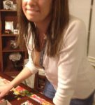 乳首が見えるノーブラ貧乳外国人の胸チラ画像