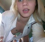 乳首が見えるノーブラ貧乳外国人の胸チラ画像