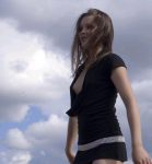 乳首が見えるノーブラ貧乳外国人の胸チラ画像