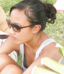 乳首が見えるノーブラ貧乳外国人の胸チラ画像