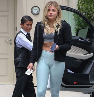 レギンスをはく外国人のマンスジ露出エロ画像