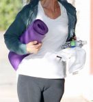 レギンスをはく外国人のマンスジ露出エロ画像