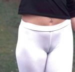 レギンスをはく外国人のマンスジ露出エロ画像