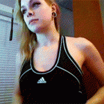 ブラを脱ぐ外国人のおっぱいポロリGIF画像