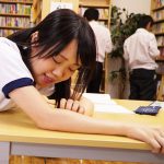 学業と芸能の両立に励むアイドルの淫らな学校性活 夏乃ひまわり