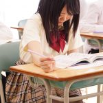 学業と芸能の両立に励むアイドルの淫らな学校性活 夏乃ひまわり